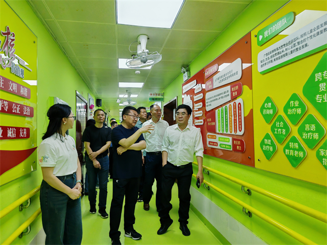 图为调研组在南宁市残疾人活动中心调研
